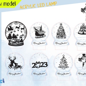 Könnte beinhalten: Acht verschiedene Designs für eine Weihnachts-Schneekugel-LED-Lampe aus Acryl. Die Designs beinhalten einen Hirsch, einen Weihnachtsbaum, einen Schlitten, eine Glocke, ein Kreuz und das Jahr 2023. Jedes Design ist in Schwarzweiß gehalten und trägt den Schriftzug "Frohe Weihnachten" am unteren Rand.