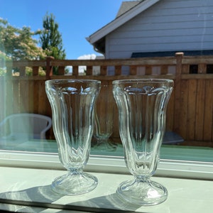 Vintage Milkshake Glasses (Set of 2)