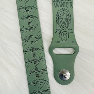Può includere: Cinturino per orologio verde con una citazione de Il Signore degli Anelli di J.R.R. Tolkien: "Non tutti coloro che vagano sono perduti." Il cinturino è decorato con la lingua elfica.