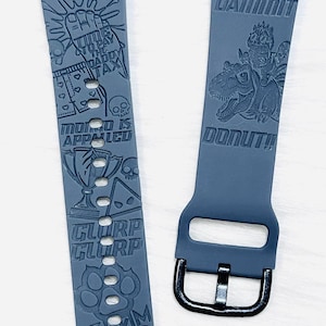 Puede incluir: Dos correas de reloj gris oscuro con varias frases e imágenes grabadas. Una correa dice "NEW ACHIEVEMENT" y "TIME TO PAY THE DADDY TAX". La otra dice "GOD DAMMIT" y "DONUT!!".