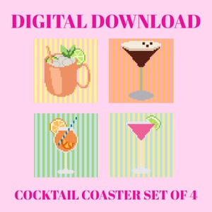 Könnte beinhalten: Digitaler Download eines Cocktail-Untersetzer-Sets mit 4 Stück. Jeder Untersetzer zeigt ein pixeliges Cocktail-Design: einen Moscow Mule, einen Martini, einen Orangencocktail und einen rosa Cocktail. Die Untersetzer haben einen gestreiften Hintergrund in verschiedenen Farben.