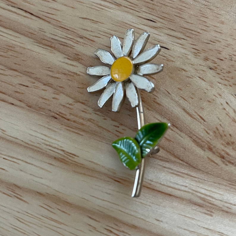 Cute Enamel Black with Gold Tone Accents Flower Lime Green Leaves Pin Brooch Daisy