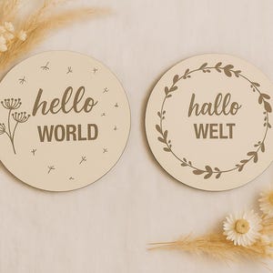 Hallo Wereld Houten Geboorteaankondigingsbord – Foto-accessoire voor pasgeborenen | Natuurlijke mijlpaalplaat voor baby's | Handgemaakt platliggend babycadeaubord voor foto's