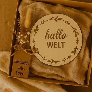 Hallo Wereld Houten Geboorteaankondigingsbord – Foto-accessoire voor pasgeborenen | Natuurlijke mijlpaalplaat voor baby's | Handgemaakt platliggend babycadeaubord voor foto's
