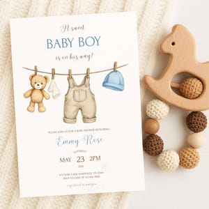 Bearbeitbar Es ist eine Junge-Babyparty-Einladung, Wäscheleine-Dusche einladen, Baby-Kleidung einladen, eine süße Baby-Babyparty-Einladung, Canva
