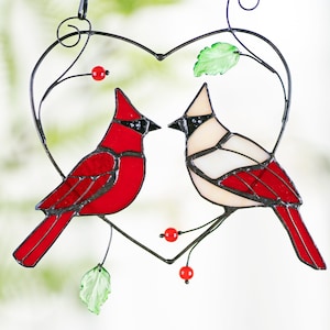 Kardinal Glasmalerei Fensterbehänge Herz Glasmalerei Vogel Sonnenfänger Liebe Kardinal Geschenke Kundenspezifisches Glasmalereidekor Mutter-Tagesgeschenk