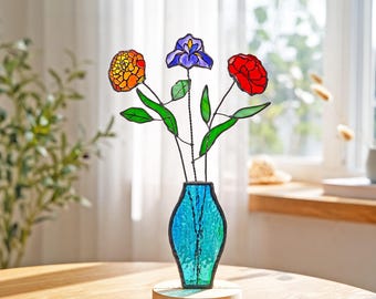 Gepersonaliseerd familieboeket met glas-in-lood geboortebloemen in een vaas, een gepersonaliseerd boeket van glazen bloemen.