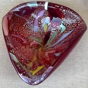 Bol Fratelli Toso Tutti Frutti de cristal artístico de Murano de la década de 1950, plato festoneado de aventurina rojo rubí y dorado, cristalería italiana moderna de mediados de siglo.