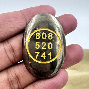 Pièce de monnaie Zibu en pyrite faite main - Symbole de richesse angélique gravé - Talisman de prospérité et d'abondance - Cadeau idéal pour tous