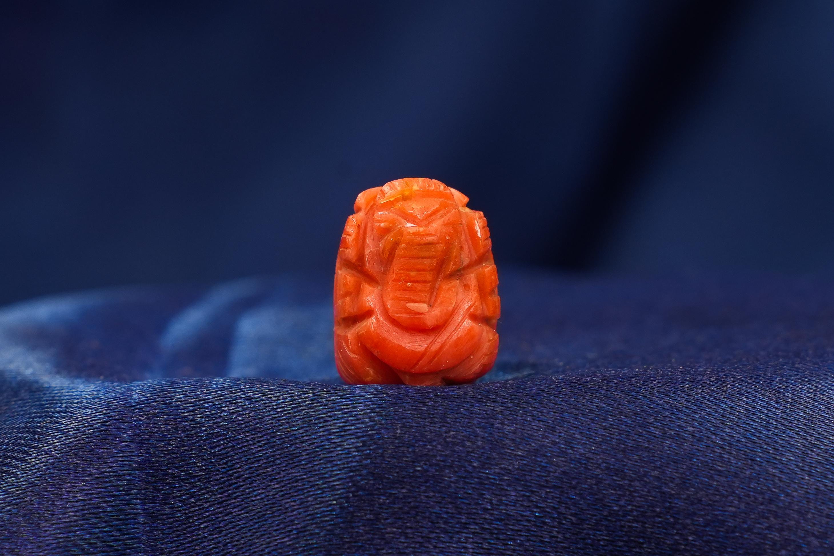 手彫りの赤珊瑚ガネーシャ像：スピリチュアルなヴァーストゥ装飾