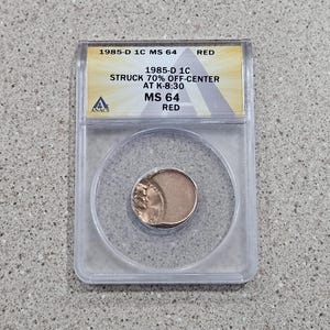 1985 D 1C Lincoln Memorial Cent Penny Bronze Coin Mint Error ANACS Slabbed & Graded At &quot;Struck 70% Off Center At K 8:30&quot; MS 64 Red