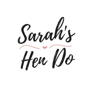 Peut inclure: Texte noir "Sarah's Hen Do" sur fond blanc. Le texte est orn&eacute; d'un c&oelig;ur rose et de deux lignes courbes roses. Id&eacute;al pour un enterrement de vie de jeune fille.