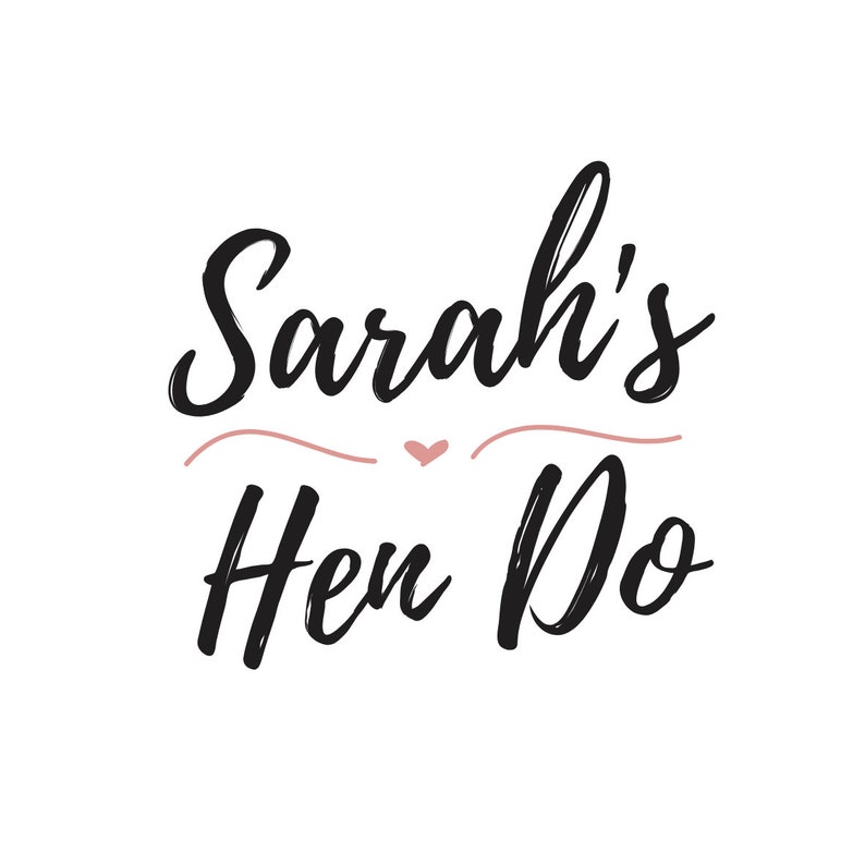 Peut inclure: Texte noir "Sarah's Hen Do" sur fond blanc. Le texte est orn&eacute; d'un c&oelig;ur rose et de deux lignes courbes roses. Id&eacute;al pour un enterrement de vie de jeune fille.