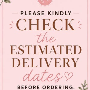Peut inclure: Une affiche rose et marron avec le texte "PLEASE KINDLY CHECK the ESTIMATED DELIVERY dates BEFORE ORDERING." Un cercle rose avec une ic&ocirc;ne de m&eacute;gaphone est en haut. Des feuilles d&eacute;coratives sont dans les coins.