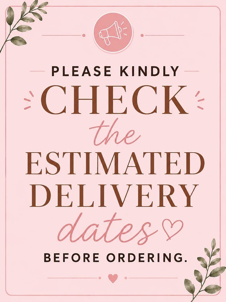 Puede incluir: Un letrero rosa y marr&oacute;n con el texto "PLEASE KINDLY CHECK the ESTIMATED DELIVERY dates BEFORE ORDERING." Un c&iacute;rculo rosa con un icono de meg&aacute;fono en la parte superior. Hojas decorativas en las esquinas.