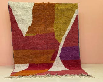 Marokkanischer Wollteppich: Lebendiges Boujaad Design - Handgefertigter Teppich