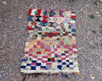 Kleurrijk boucheroit-tapijt 45 x 32 ft wasbaar vintage Beni Ourain-decor Artistiek Boujaad-ontwerp.