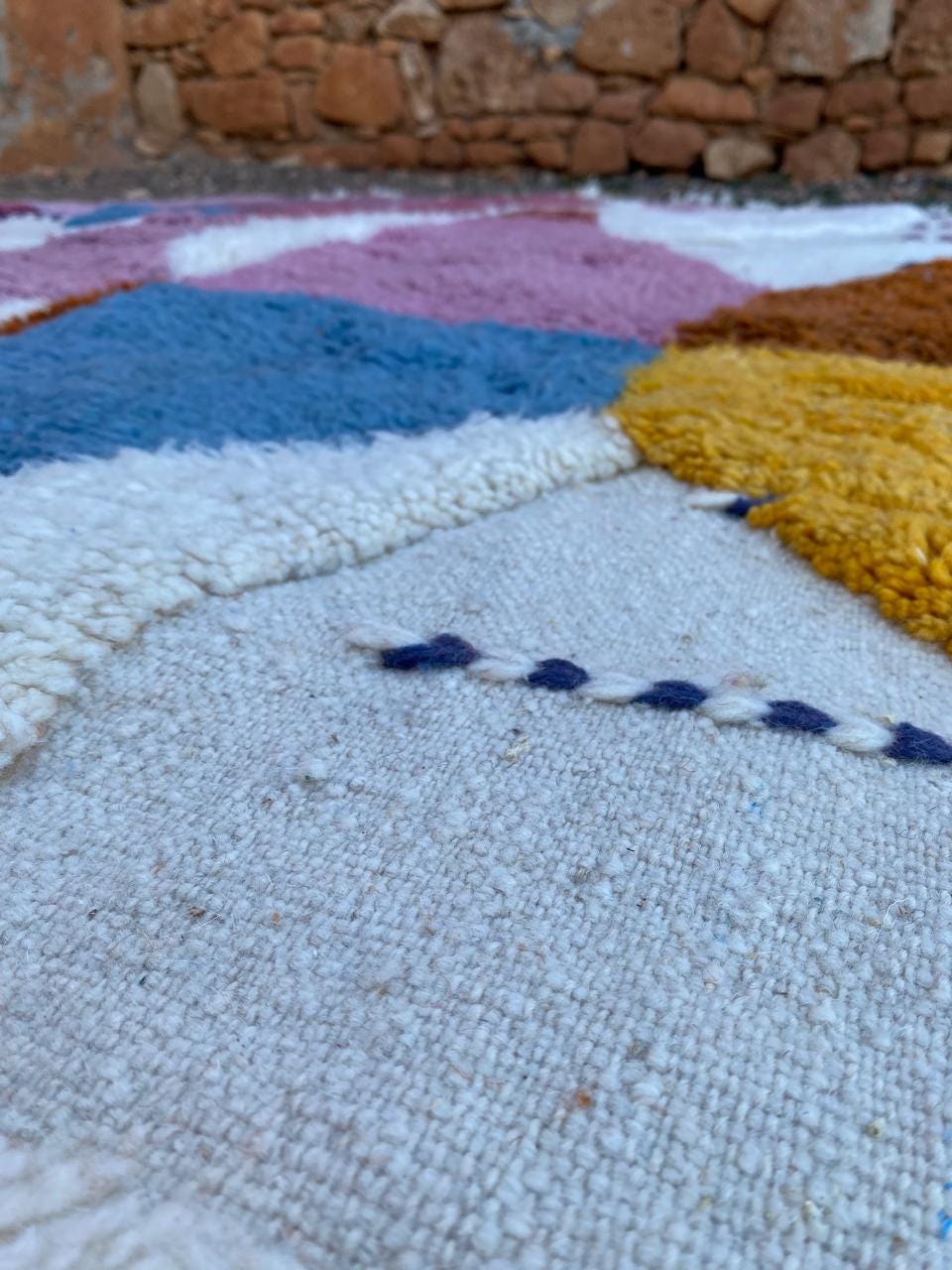 マルチカラーのモロッコラグ：ハンドメイドウール、ボヘミアン幾何学