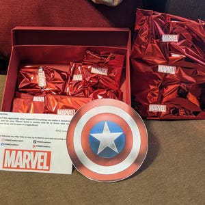Panier cadeau super-héros, Coffret cadeau, Idée cadeau, T-shirts, Porte-clés, Merch, Stickers, Bundle cadeau inspiré de Marvel