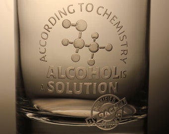 Laut Chemie ist Alkohol eine Lösung, personalisiertes Glas für Chemiker, Geschenk für Chemielehrer, personalisiertes Geschenk für Wissenschaftler