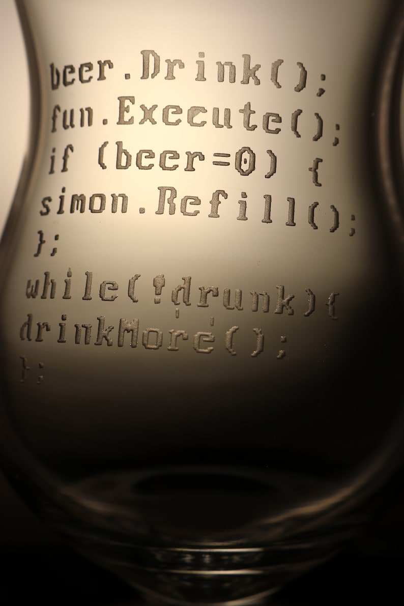 K&ouml;nnte beinhalten: Ein klares Glas mit einem humorvollen Code, der in die Seite graviert ist. Der Code lautet: "beer.Drink(); fun.Execute(); if (beer=0) { simon.Refill(); } while(!drunk) { drinkMore(); }"