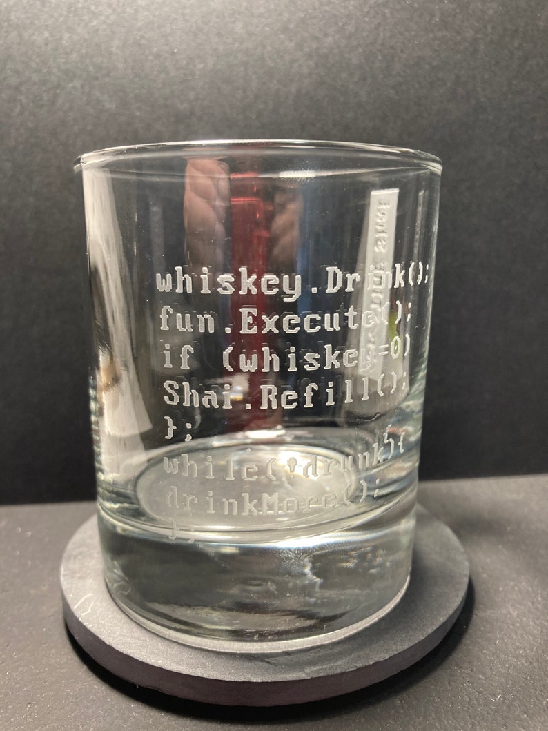 K&ouml;nnte beinhalten: Ein klares Glas mit einem humorvollen Code, der auf die Seite ge&auml;tzt ist. Der Code lautet: "whiskey.Drk(); fun.Execute(); if (whiskey=0) Shar. Refill(); while(drunk) drinkMore();"