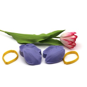 Op de afbeelding: Een set met paarse tulpenblaadjesvormen en gele uitstekers om realistische tulpenbloemen te maken. De vormen zijn gemaakt van siliconen en de uitstekers van plastic.