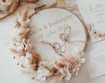 Customizable wedding ring holder made of dried flowers