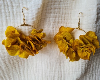 Boucles d'oreilles fleurs séchées jaune moutarde