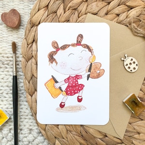 Postkarte mit süßem fröhlichen Mädchen, das mit Künstlerutensilien in den Händen hüpft Postkarte mit handgezeichnetem Aquarell von Julia Swan