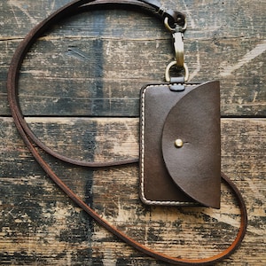 Estuche de cartón de cuero curtido vegetal hecho a mano con cordón