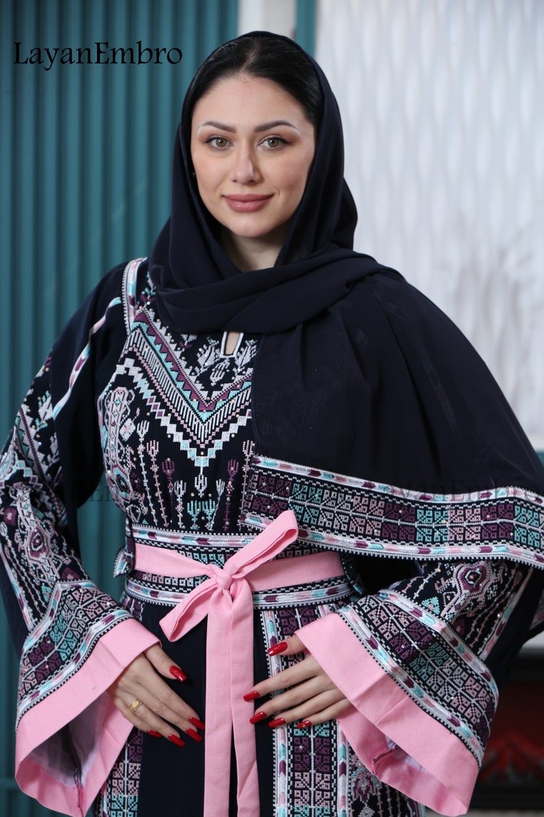 Embroidered Dress Thawb Abaya Kaftan. مطرزات شرقية عربية ثوب فلسطيني أثواب فلسطينية ثوب عربي تطريز فلسطيني zdjęcie 2