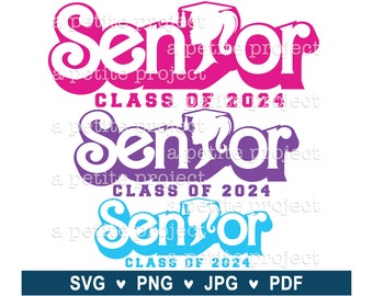Puede incluir: Tres variaciones de un diseño de graduación con la palabra "Senior" en una fuente estilizada con un gorro de graduación y el texto "Clase de 2024". Los diseños son en rosa, morado y azul.