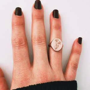 Anillo con sello de flor de iris: plata de ley grabada, anillo floral personalizado