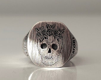 Anillo Memento Mori de plata de ley oxidada: Calavera y rosas