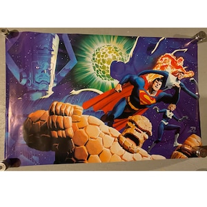 Può includere: Un poster colorato con un gruppo di supereroi, tra cui Superman, La Cosa e La Torcia Umana, su uno sfondo spaziale viola e blu. Il poster presenta anche il cattivo Galactus.