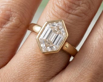 Anillo de compromiso con engaste de moissanita hexagonal, oro amarillo macizo de 14 quilates, joyería nupcial moderna solitaria.