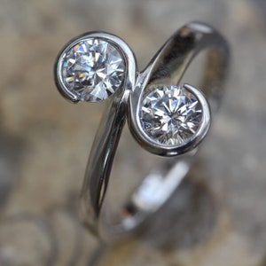 Runder Moissanite Zwei-Stein-Ring 925 Sterlingsilber Toi Et Moi Ring, Halbe Lünette Ehering, Vorschlag Ring für Frauen, Geburtstagsgeschenk