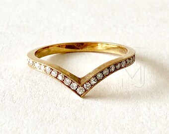 Dainty Chevron Solid Gold Wedding Band With Milgrains And Channel Setting CZ Diamonds