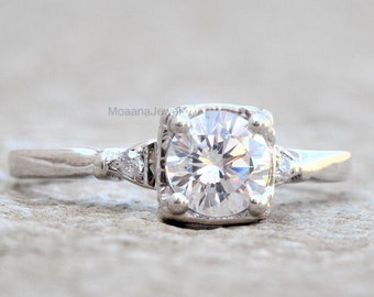 Vintage Round Diamond Art Deco Ring in 14K Solid Gold Engagement Ring with Semi Bezel Setting and Two Accent Stones