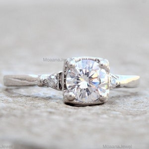 Vintage ronde diamanten art-decoring van 14 kt massief gouden verlovingsring met zetting en twee accentstenen