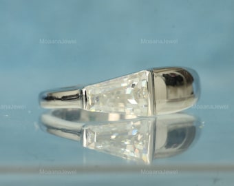 East West Konisch Baguette Moissanite Ring, Solitär Diamant Halbe Bezel Verlobungsring, Einzigartiger Diamant Ring, Solid Gold Verlobungsring