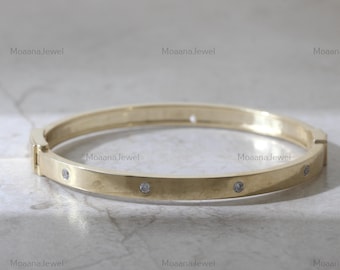 Pulsera rígida de oro amarillo de 14 quilates con diamantes cultivados en laboratorio (0,45 quilates en total)