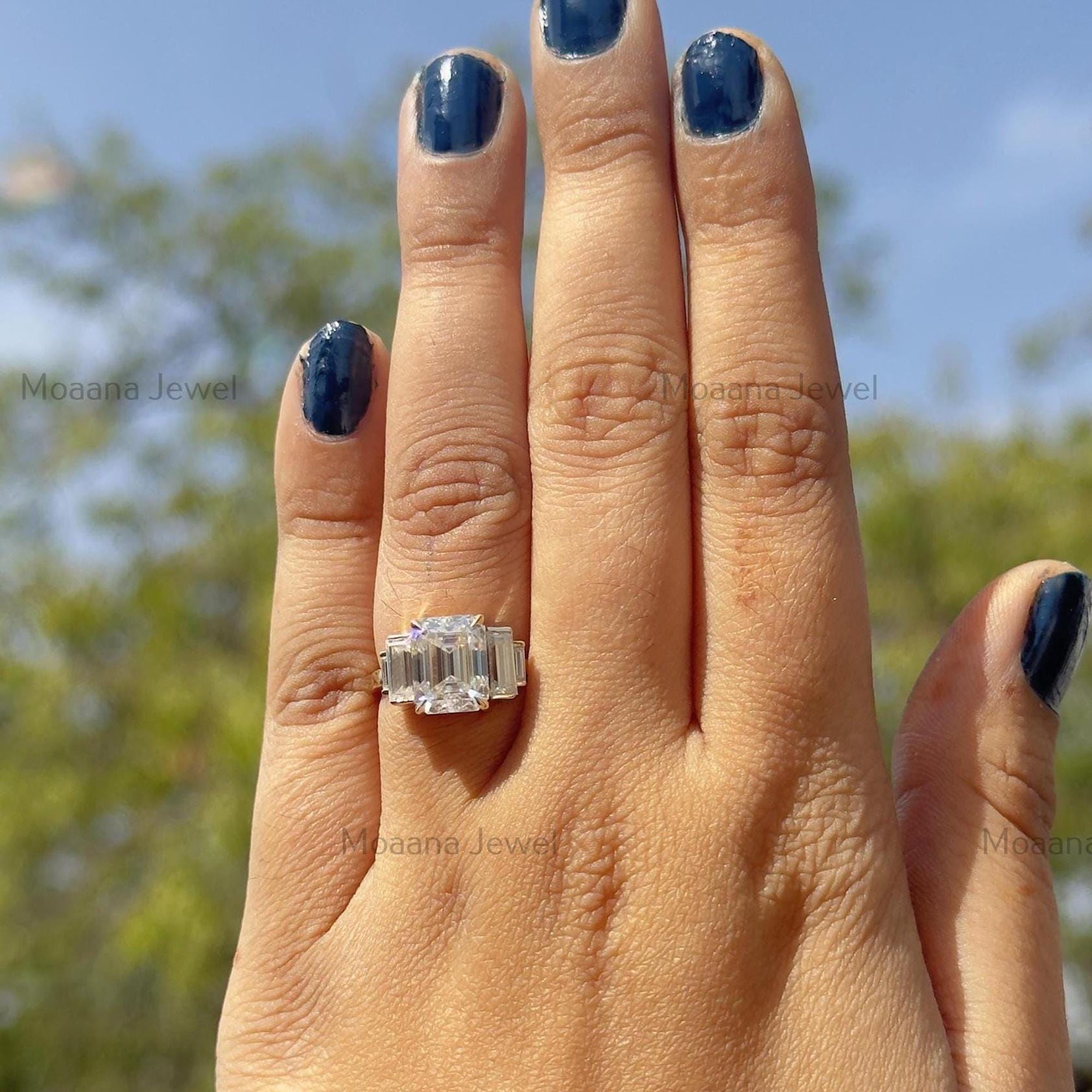 エメラルドカットモアッサナイト5石リング：10Kイエローゴールド婚約