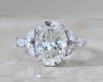 Anillo ovalado con halo oculto de diamantes cultivados en laboratorio: oro blanco de 18 quilates con cuerpo dividido