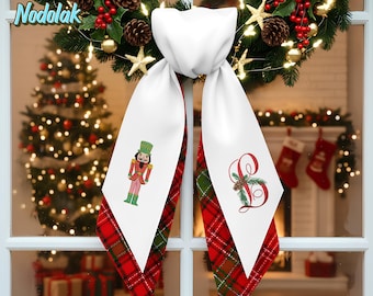 Bestickte Adventskranz Schärpe - Weihnachtstür Schleife mit Monogramm & Akzente aus Pinienholz | Festlicher klassischer Nussknacker Dekor