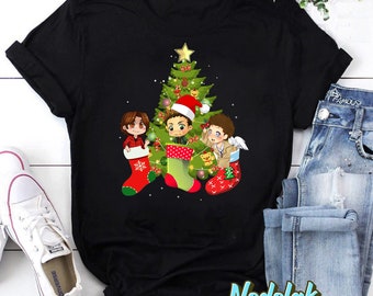 Feliz árbol de Navidad Personajes sobrenaturales Chibi T-Shirt, Supernatural Winchesters Shirt, Winchester Brothers Shirt, Christmas Shirt