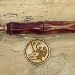 Reclaimed Red Antiqued Grooved Holz und Antike Messing Flaschenöffner.