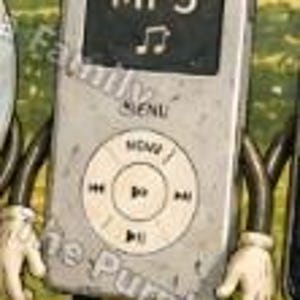 Puede incluir: Un personaje de reproductor de m&uacute;sica digital plateado con una pantalla rectangular que muestra el texto MP3 y un icono de nota musical. El dispositivo cuenta con una rueda de control circular con s&iacute;mbolos de reproducci&oacute;n, brazos negros y zapatillas.
