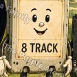 Puede incluir: Un personaje de cinta de 8 pistas rectangular con cara de color beige claro, expresi&oacute;n de dibujos animados sonriente y texto negro que dice 8 TRACK. La figura tiene brazos negros delgados con guantes blancos y usa zapatillas de lona azules.